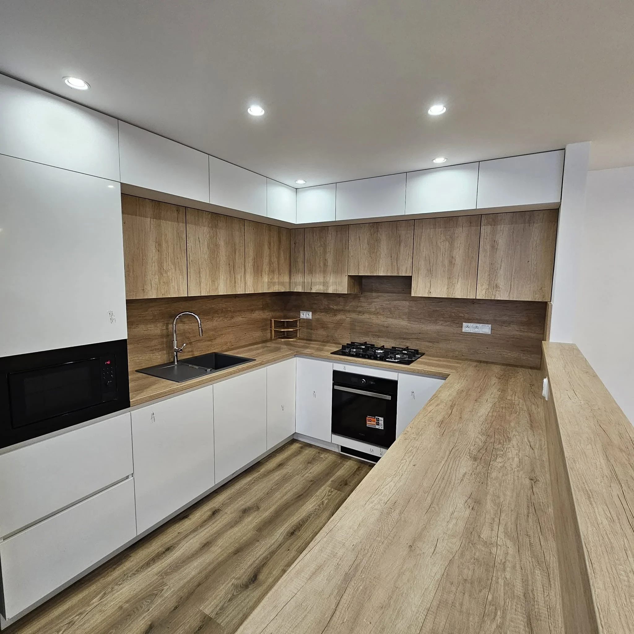 Kuchyňa na mieru – Dub Hickory a biela Perfect Matt